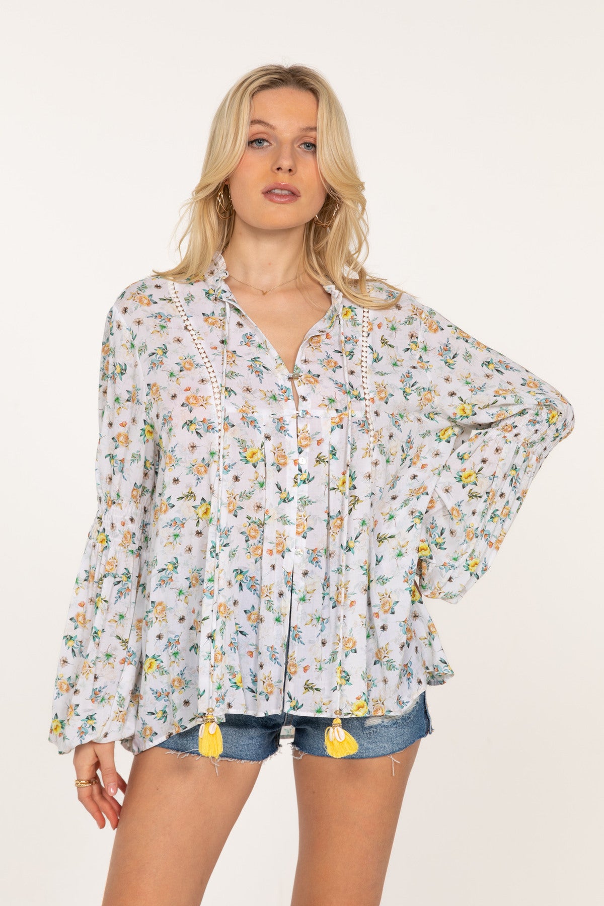 LAST QUEEN OUTLET V-neck blouse with ties with pompoms and shells Cream S