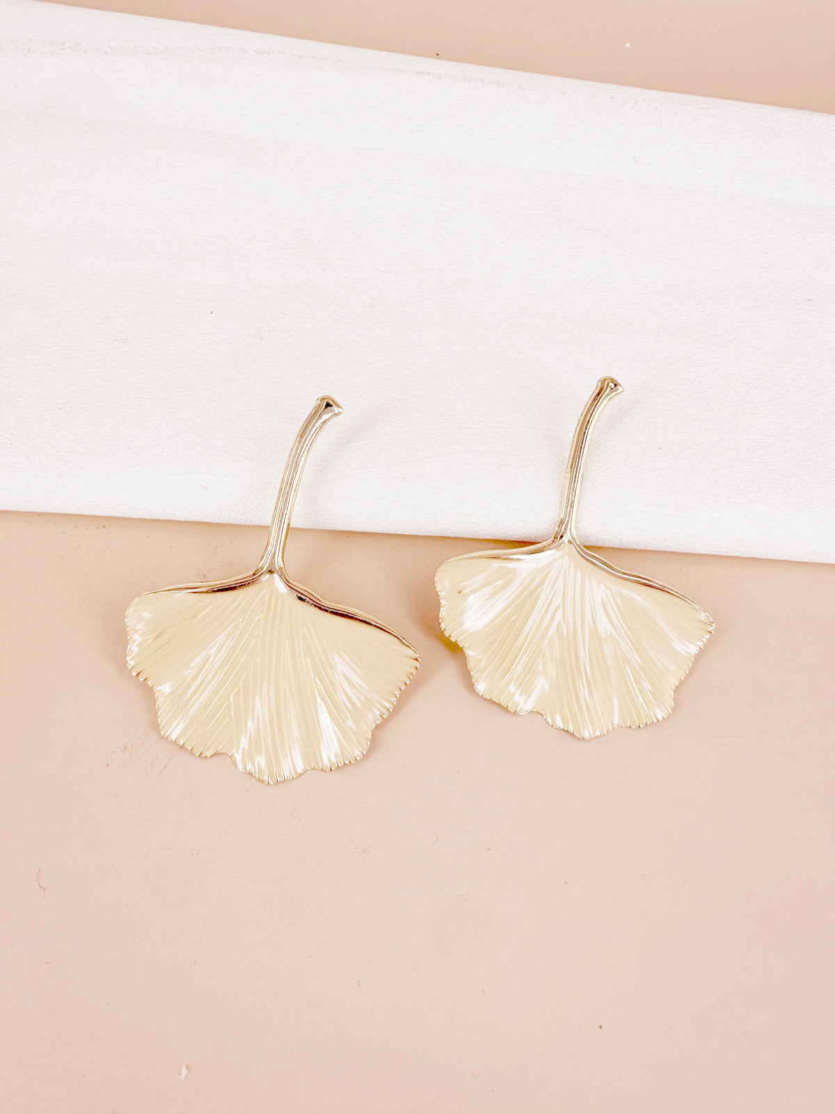 D Bijoux Ginkgo leaf earrings Cream TU