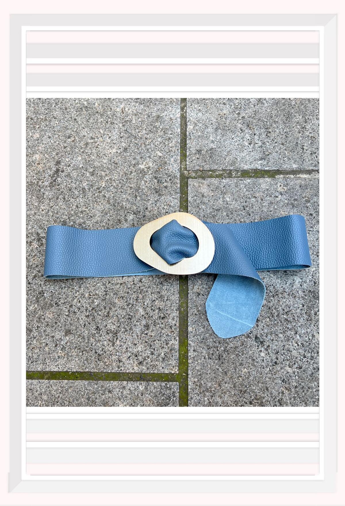 Z & Z Grained leather buckle belt Denim TU