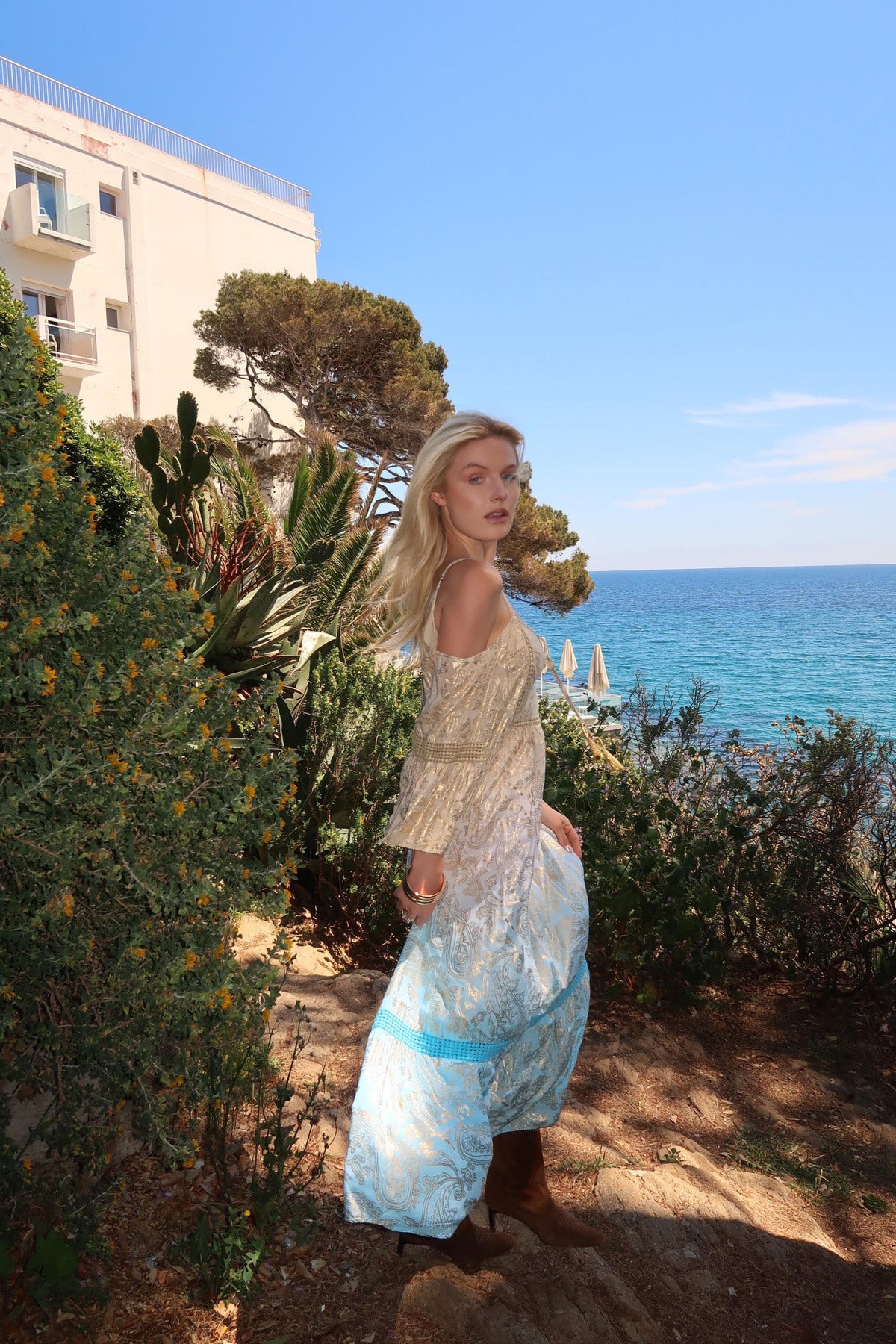 Last Queen Long dress with gold print, with thin straps and bare shoulders Light Blue S/M